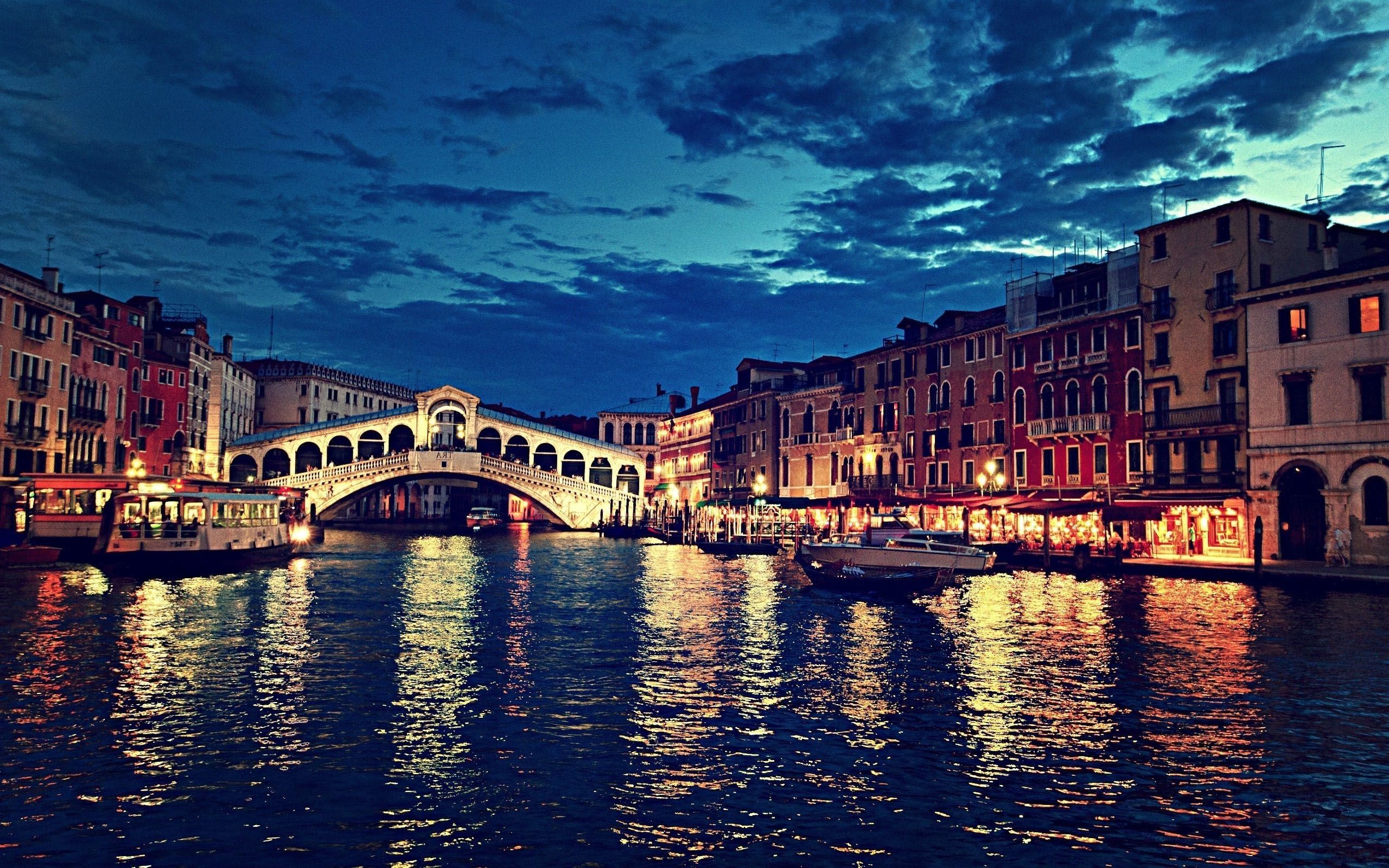 Nếu bạn đang tìm kiếm những bức ảnh đẹp và độc đáo về Italia, hãy ghé thăm trang web WallpaperDog. Đây là nơi cung cấp cho bạn bộ sưu tập hình nền miễn phí về đất nước ý nói chung và các thành phố, vùng đất nổi tiếng nói riêng. Bạn sẽ được thỏa sức chiêm ngưỡng những hình ảnh tuyệt đẹp về thành phố Venice, Florence, Rome, v.v.
