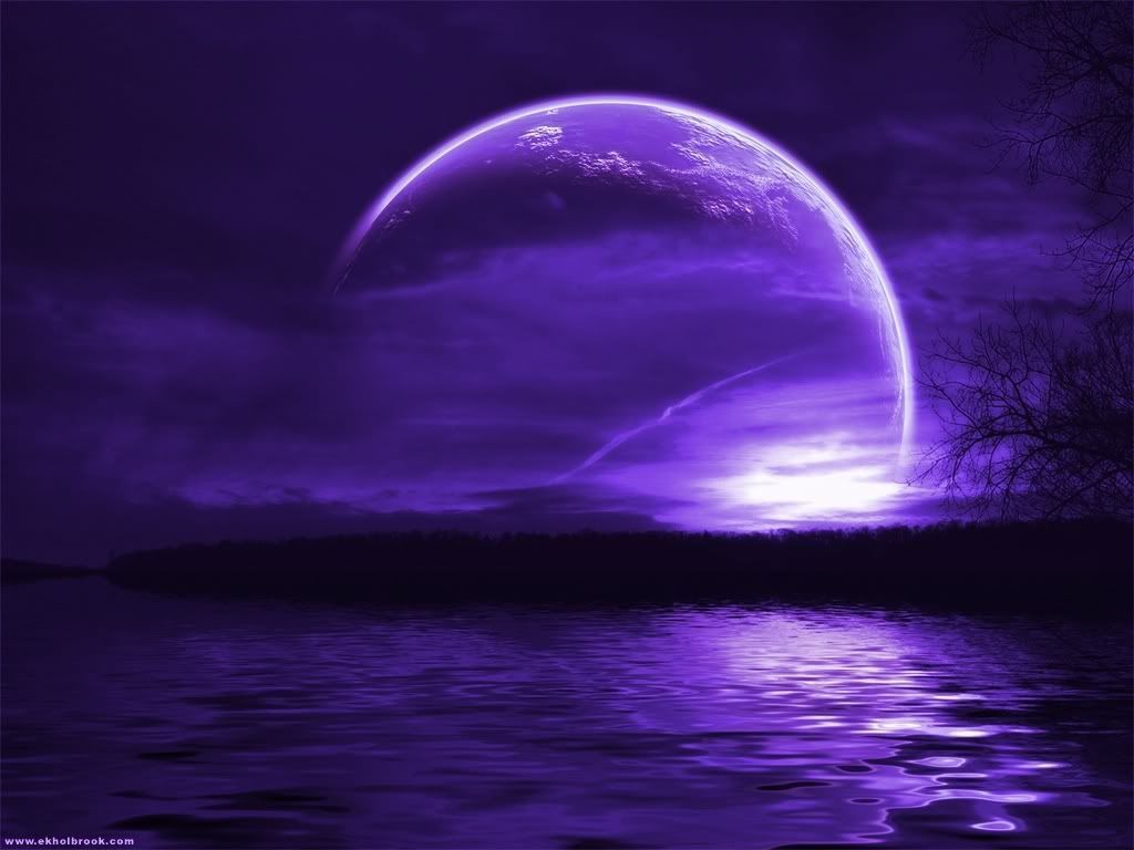 Hãy chiêm ngưỡng bức ảnh Cát Đằng Tím (Purple Lake) - một trong những hình nền ánh trăng tuyệt đẹp nhất. Sắc tím quyến rũ của mặt hồ khiến bạn cảm hứng đến bất ngờ. Mới chỉ nhìn thôi đã đủ khiến bạn cảm thấy như đang đắm chìm trong một thế giới màu tím tuyệt vời.