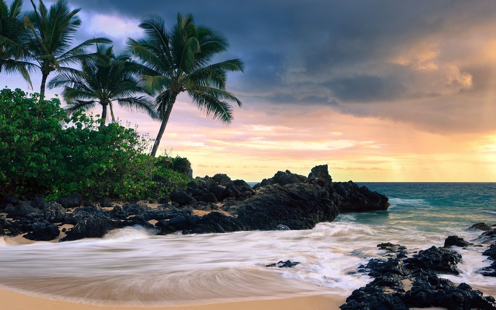 Sẵn sàng chuẩn bị cho một cuộc phiêu lưu mùa hè tuyệt vời cùng với hình nền desktop bãi biển Hawaii. Bức tranh với vẻ đẹp thần tiên của biển cả sẽ đưa bạn đến những giây phút thư giãn thật tuyệt vời.