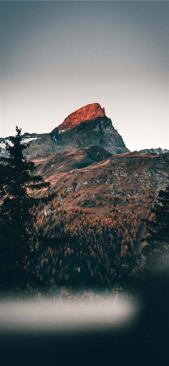Hãy tận hưởng cảm giác thăng hoa chinh phục đỉnh núi với những hình nền iPhone với chủ đề dãy núi. Tại đây, bạn sẽ được khám phá những cảnh đẹp tuyệt vời nhất từ những ngọn núi cao vút lên trời, cùng với đó là những bức ảnh độc đáo, tạo nên sự cuốn hút rất riêng của dãy núi. Hãy truy cập ngay để tìm thấy hình nền ưa thích của bạn!
