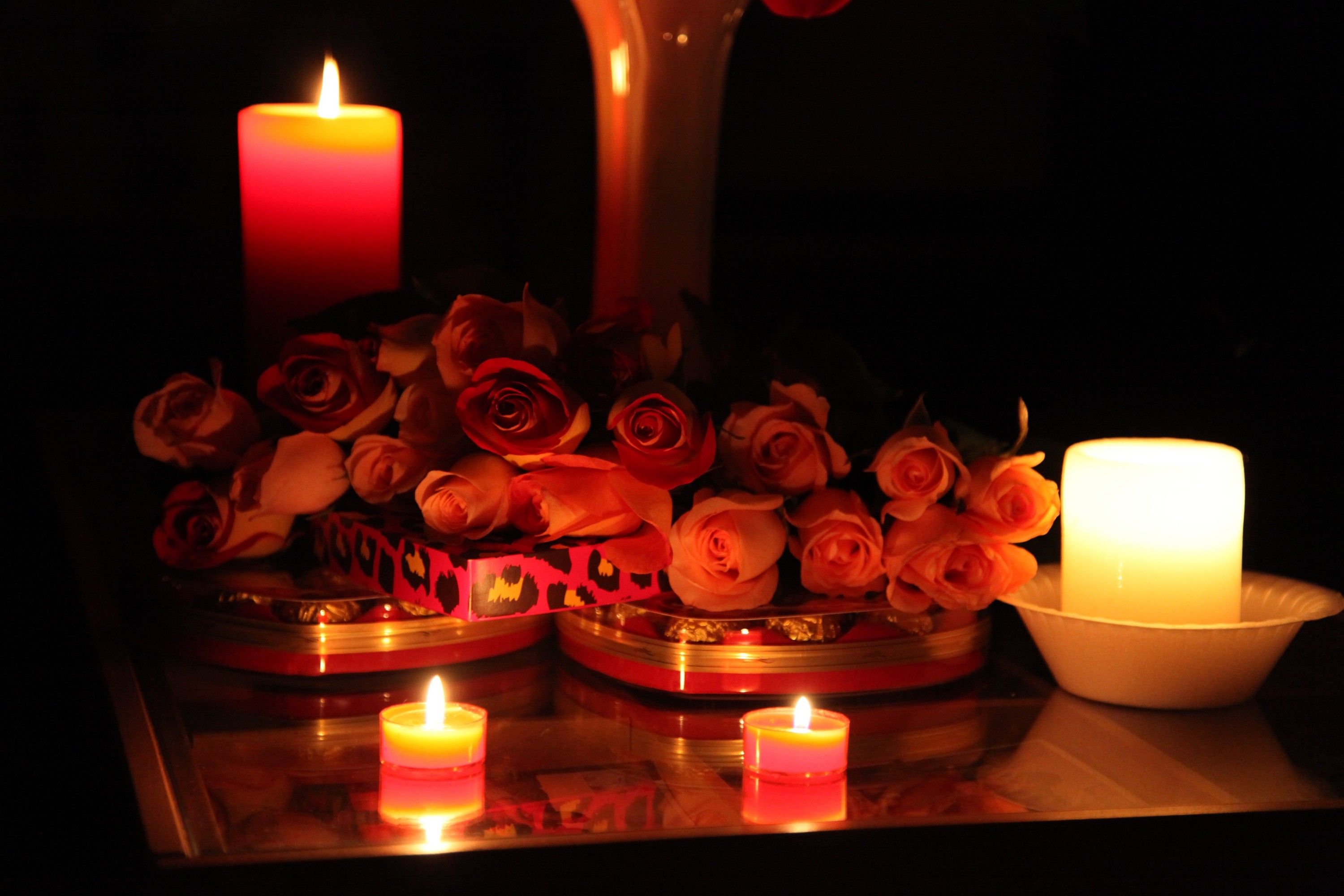 6 вечером что делают. Романтический вечер. Свечи романтика. Цветы и свечи. Свечи для романтического вечера.