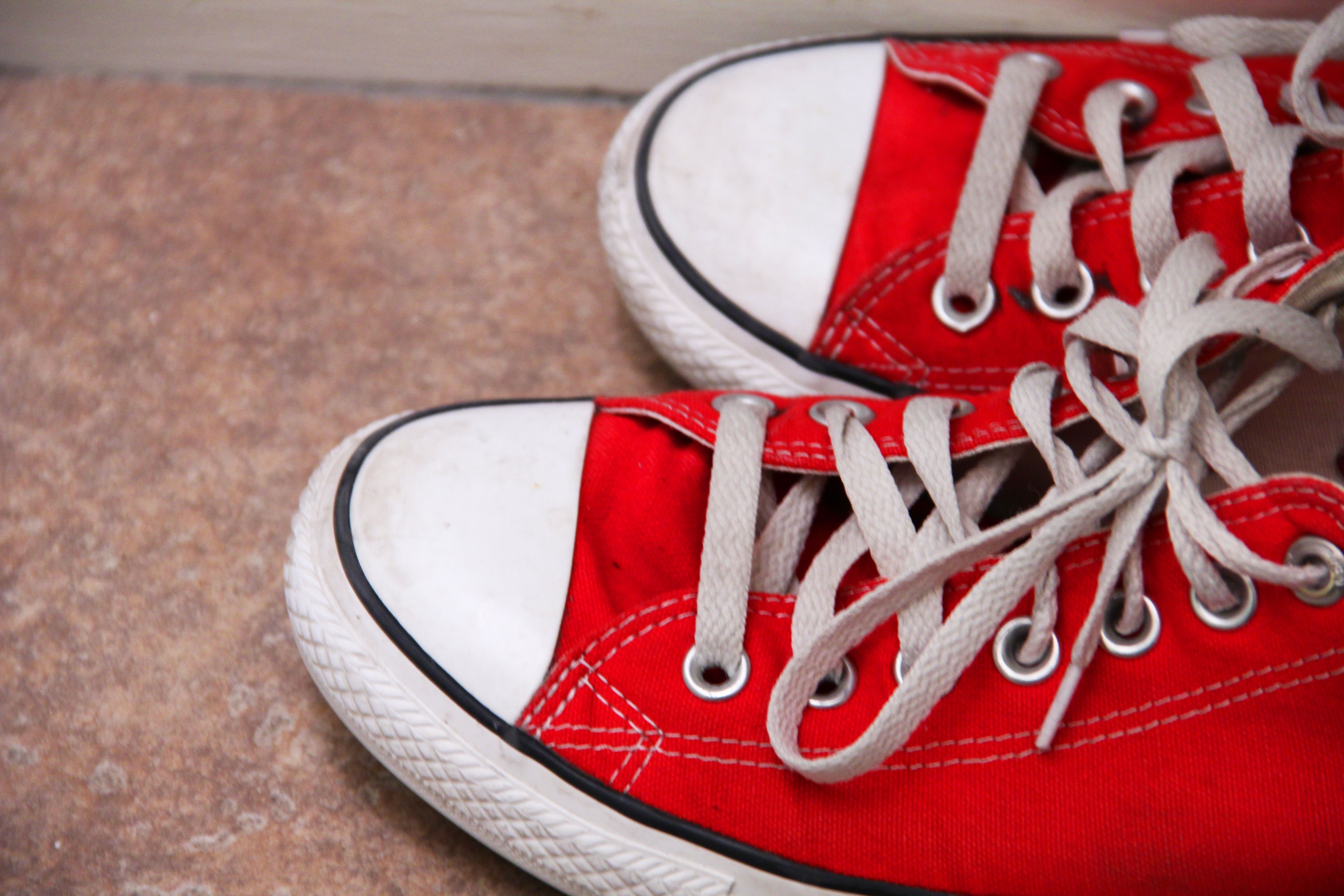 Converse shoes. Конверсы. Red Converse. Кроссовки с красными шнурками. Красные конверсы.