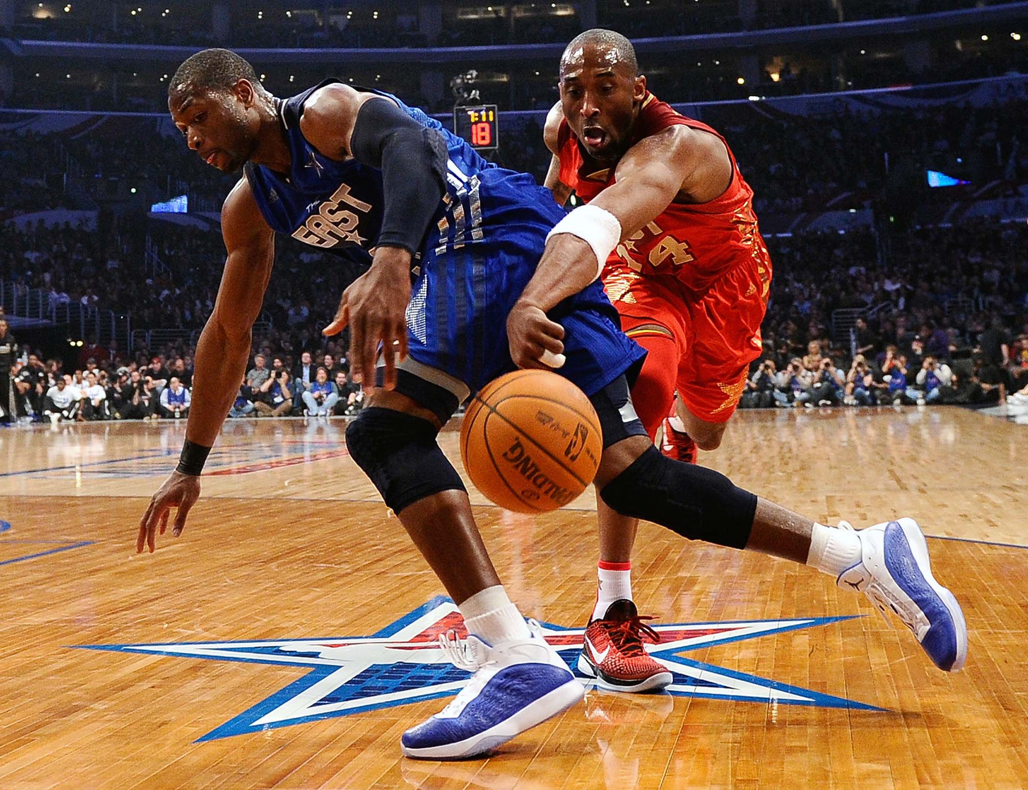 Basketball 2 players. Перехват мяча в баскетболе. Баскетболист с мячом. Баскетбол картинки. Выбивание мяча в баскетболе.