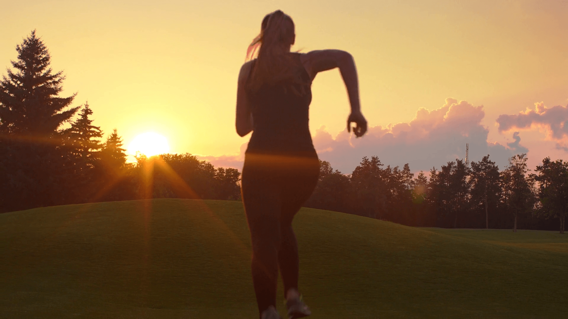 Running feat. Девушка бежит. Пробежка девушка со спины в закат. Девочка бежит закат. Бегу в закат.