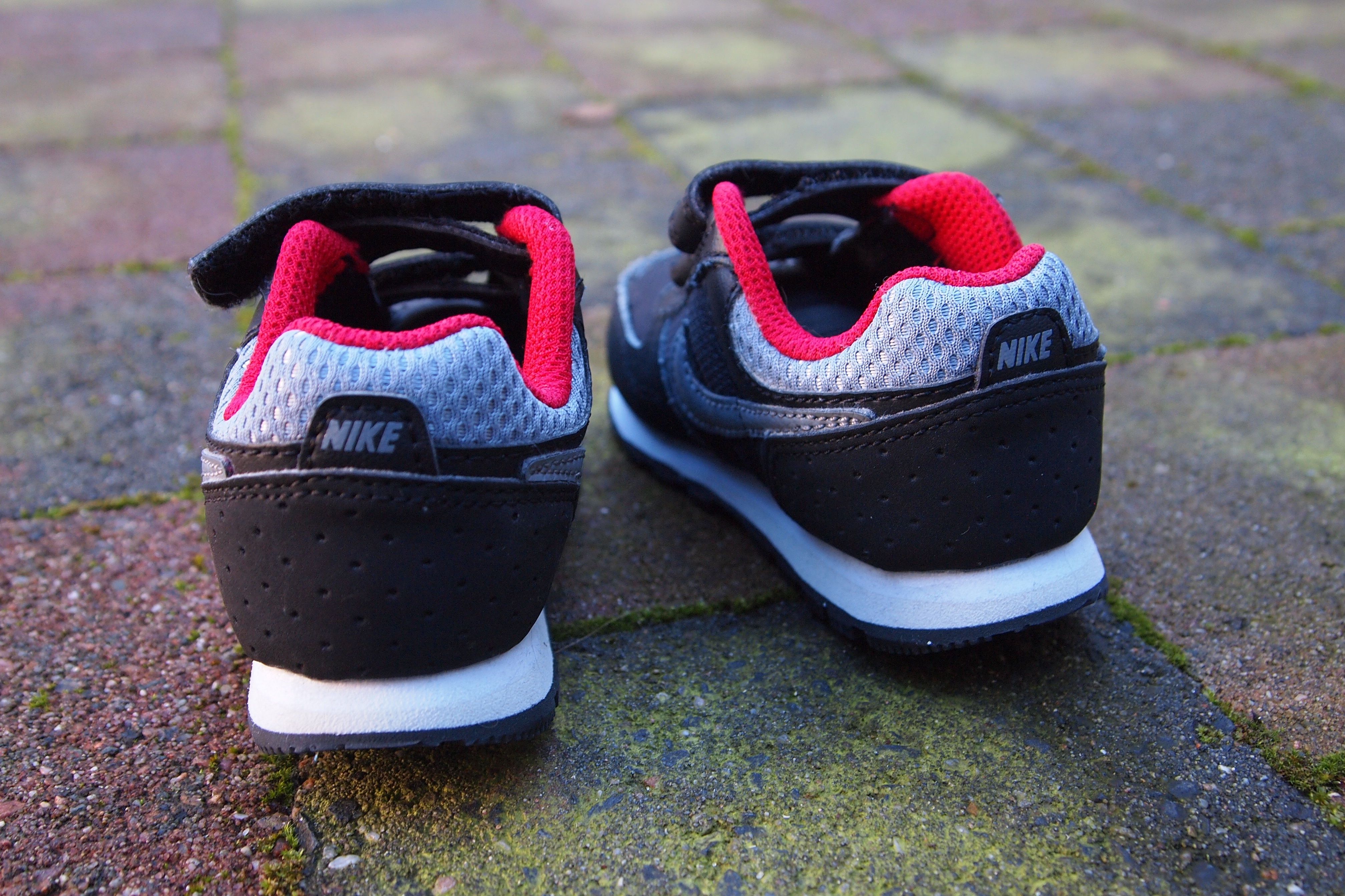 Что такое найк. Nike q4. Nike на липучках. Найк черно сине красные. Кроссовки синие с красным найк детские.