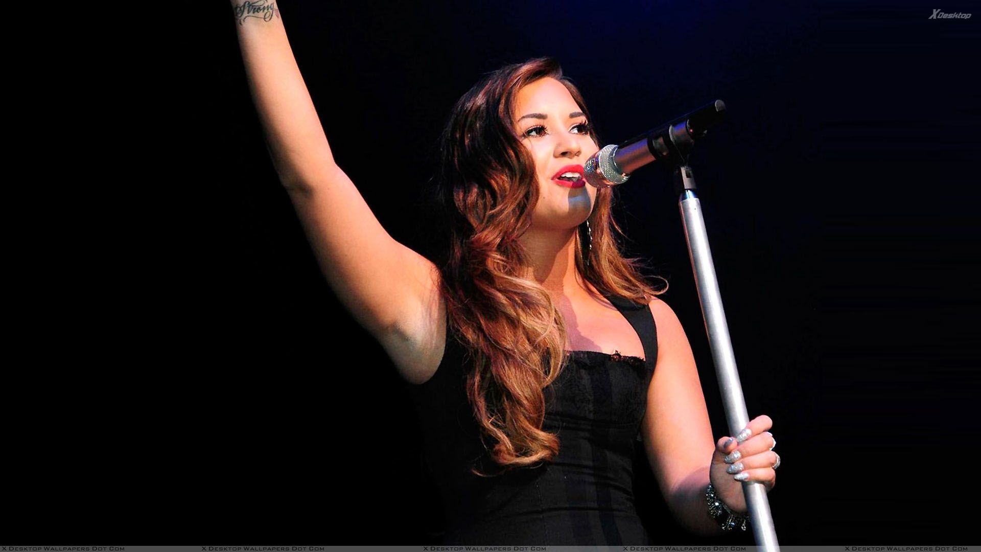 Sing a song. Demi Lovato Singer. Demi Lovato 2011 Sings. Пение обои. Singing a Song.