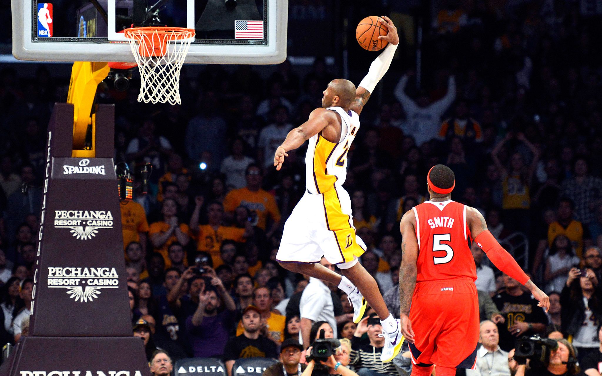 Lakers-Kobe-Bryant-Dunk-Pose-HD-Wallpaper-1024x658