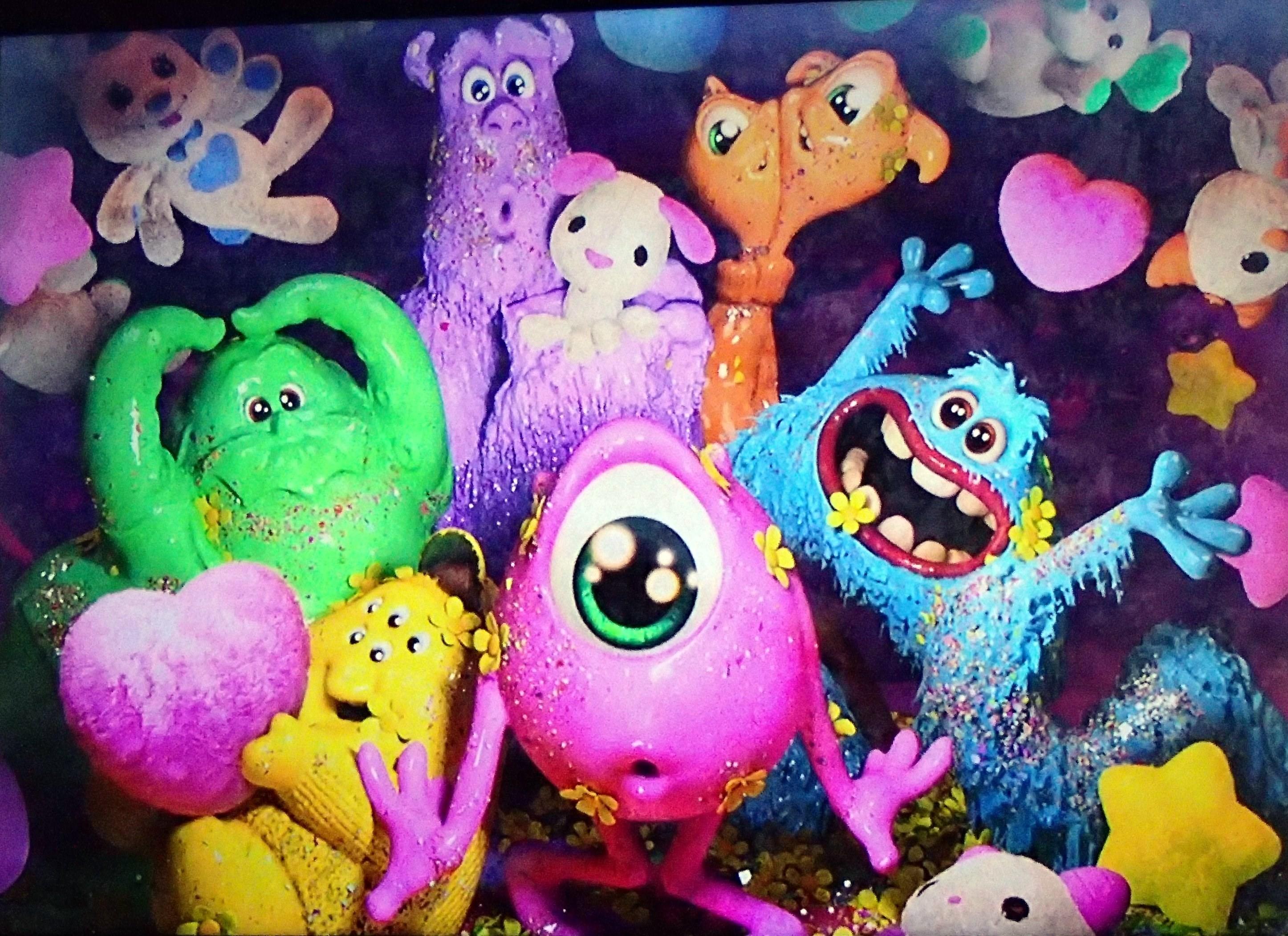 Hình nền Monsters Inc dễ thương sẽ khiến bạn liên tưởng đến một thế giới đầy màu sắc và đáng yêu của các quái vật trong phim. Những hình ảnh này sẽ đem lại một không gian vui tươi và đầy sáng tạo cho điện thoại hoặc máy tính của bạn.