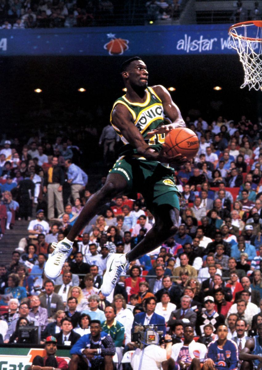 Jeremy Evans pays homage to Shawn Kemp with scissor-kick dunk 