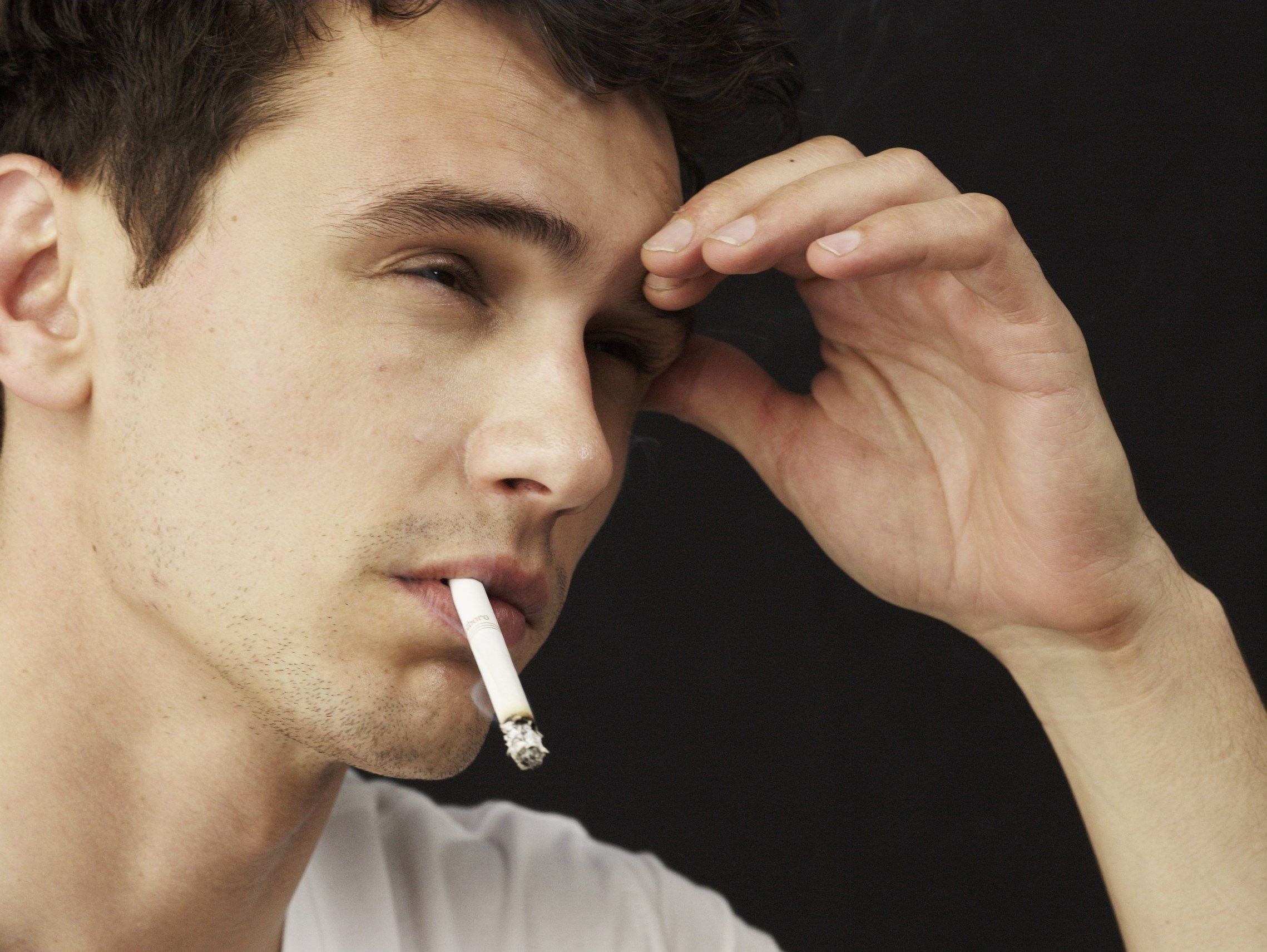Почему мужчины курят. Парень с сигаретой. Грустный курящий человек. Сигареты картинки.