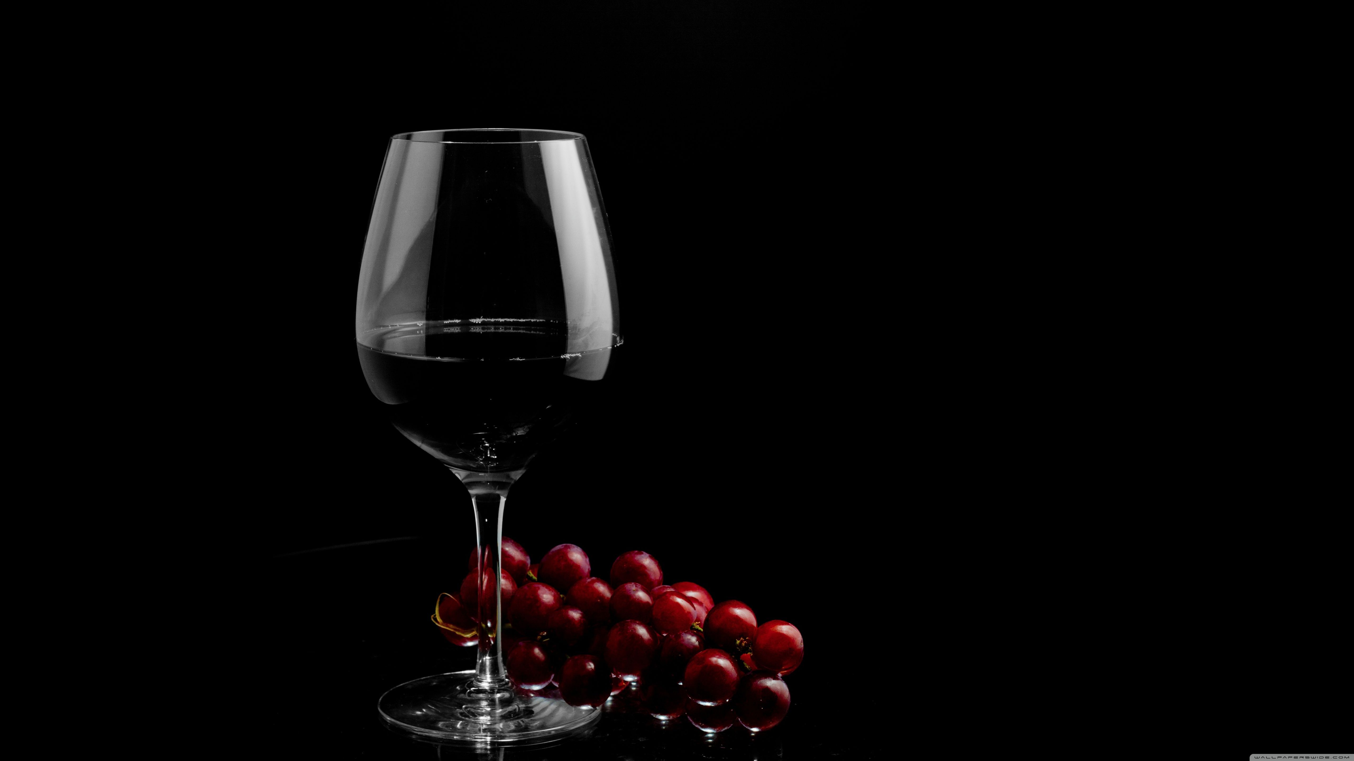 Ночь пустом стакане. Бокал вина. Бокал вина на темном фоне. Бокал красного вина. Вино на черном фоне.