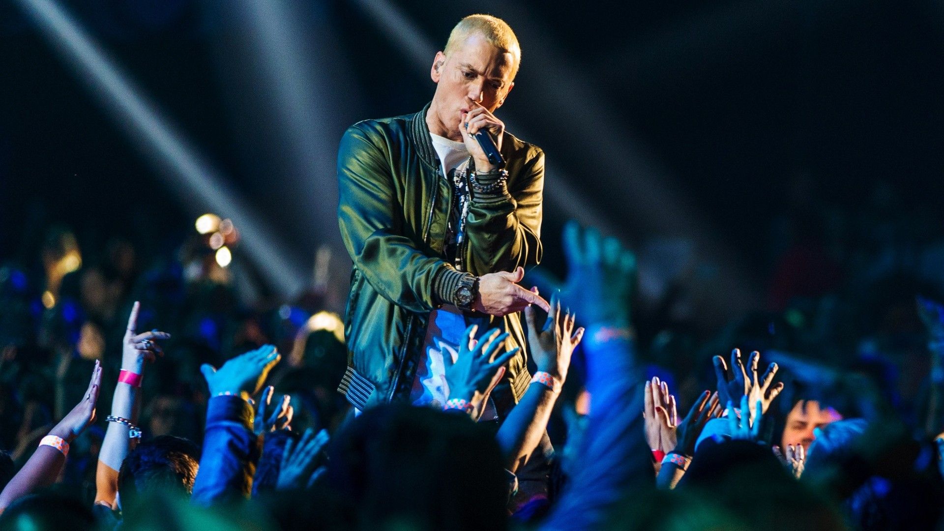 Nếu bạn là một fan hâm mộ của Eminem, không gì đáng để yêu cầu hơn một tấm hình nền cho chiếc laptop thân yêu của mình như thế này. Mỗi lần khởi động máy tính sẽ trở nên thú vị hơn với những hình ảnh đầy năng lượng và sáng tạo do các fan tạo ra. Hãy cùng đến với \