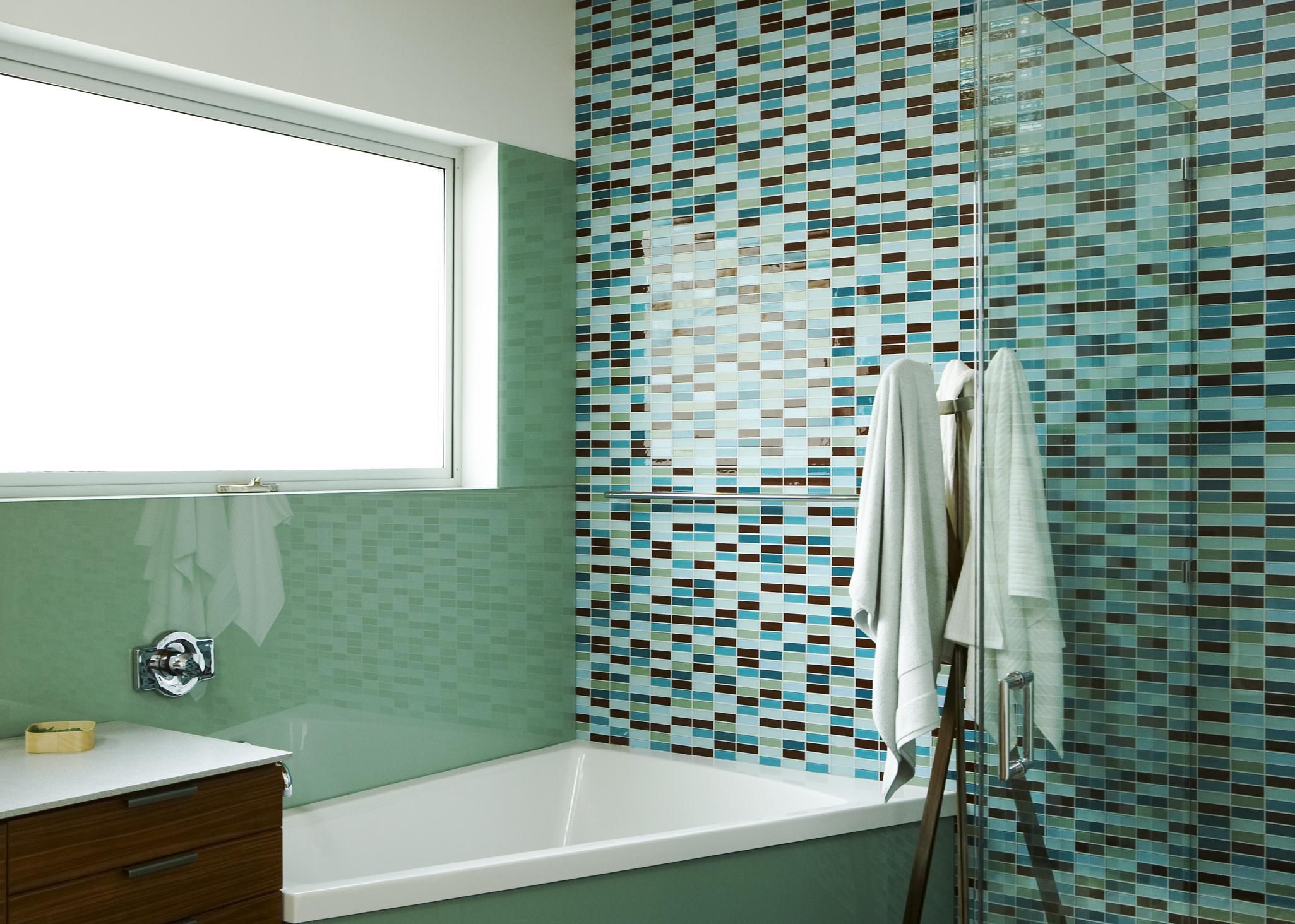 Плитка в ванную 2024 год. Стена в ванной. Пластиковое покрытие для стен в ванной комнате. Панели мозаика для ванной комнаты. Гибкая плитка для стен в ванной.