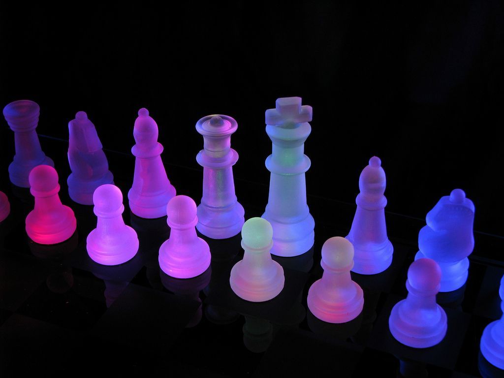 Download 3d Iphone Glass Chess Pieces Wallpaper