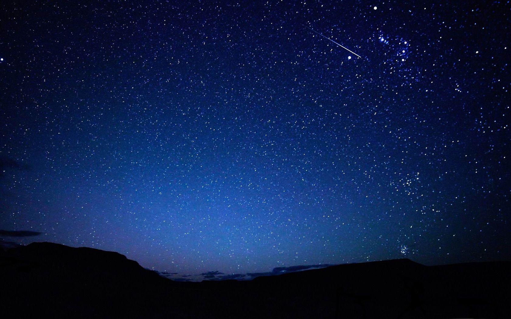 Thưởng thức hình nền đêm sao là cách tuyệt vời để tạo ra sự thư giãn và yên bình trong căn phòng của bạn. Bức ảnh liên quan sẽ mang đến cho bạn một không gian cây đồng và đầy sao trên bầu trời đầy bí ẩn.