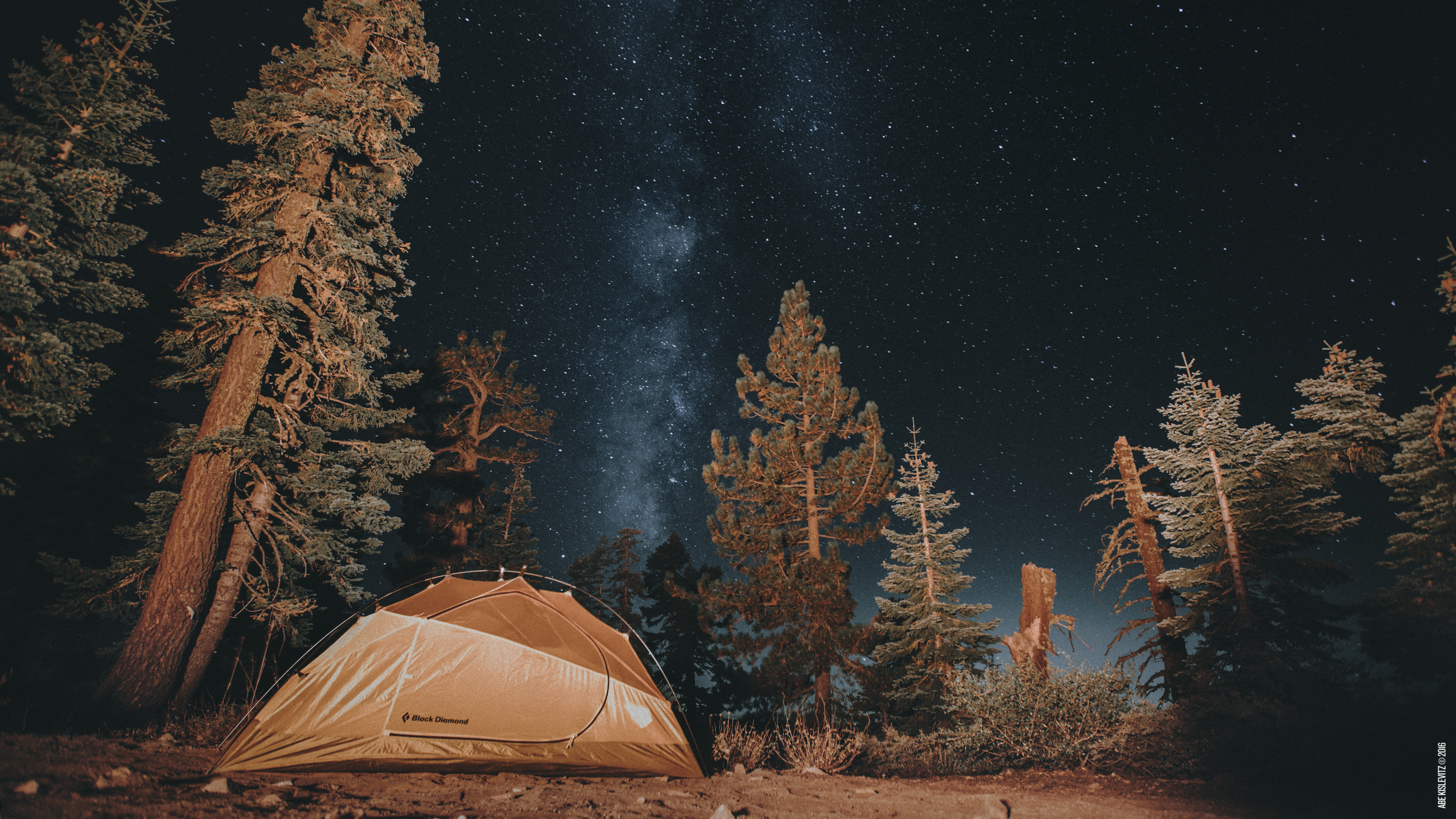 K k camping. Палатка в лесу. Палатка на природе ночью. Палатка в лесу ночью. Палатка в тайге ночью.