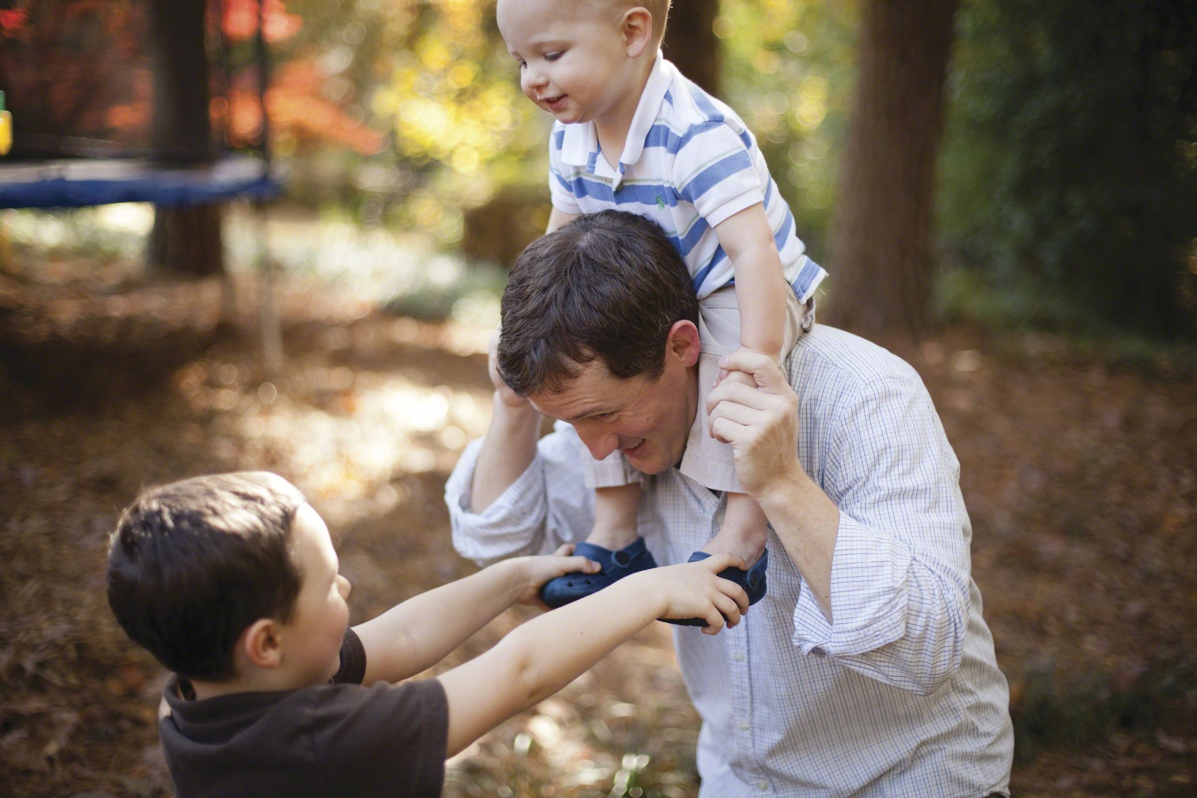 Секреты мальчишек. Секреты мальчиков. Play with a child father. Father and children playing. Секреты для мальчишек.