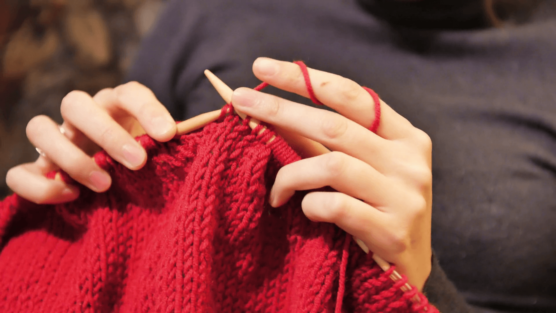 Knitting hands. Руки вязальщицы. Вязание спицами руки. Обои на телефон вязание.