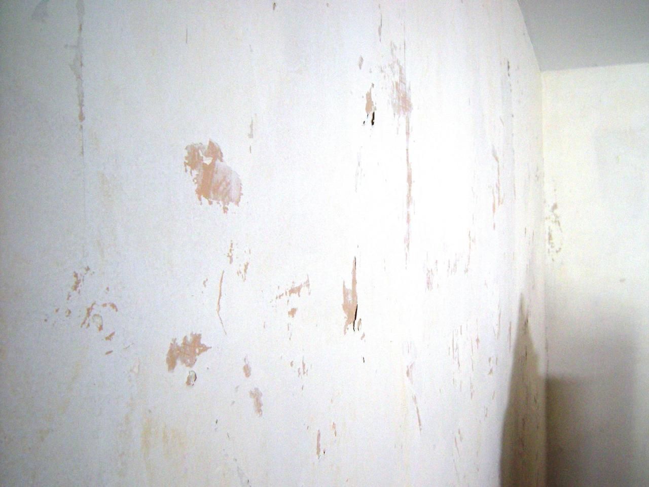 Засохшие пятна. Пятно на стене. Дефекты стен. Стена в крапинку. Обои с пятнами.
