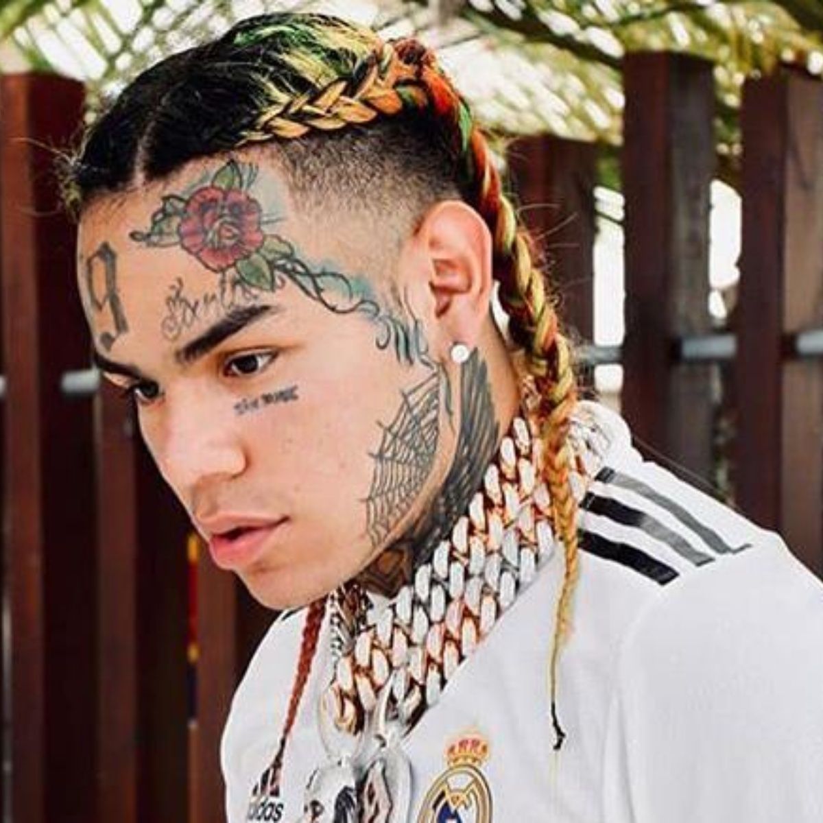 6ix9ine с косичками