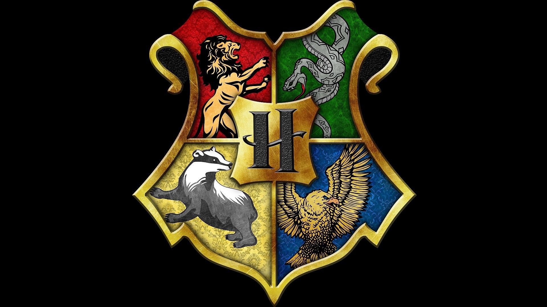 Download Hogwarts Crest With Slytherin Wallpaper | Wallpapers.com