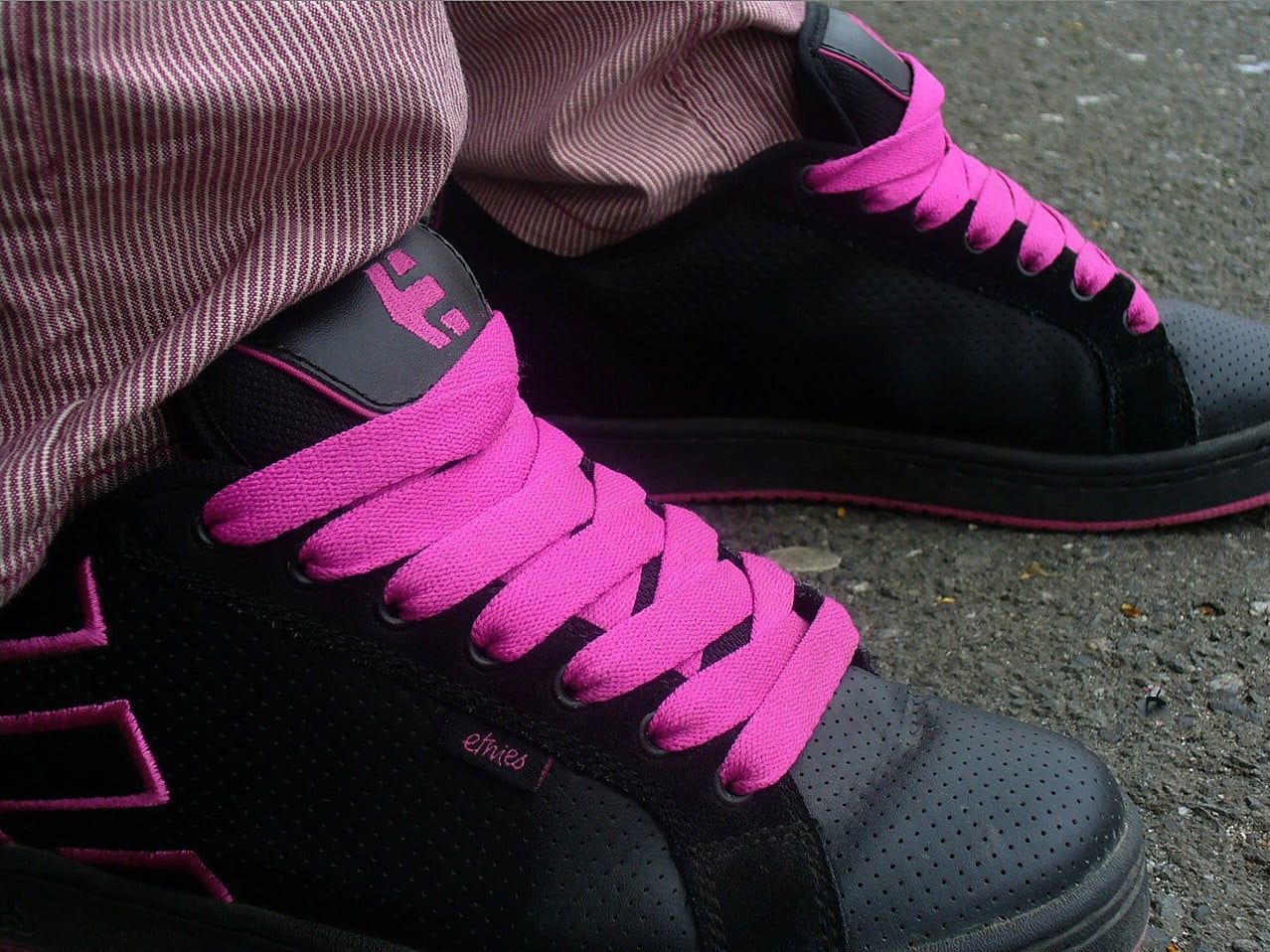Адидас черно розовые. Черно розовые кроссовки. Кроссовки черные с розовым. Кроссовки черные с розовыми полосками. Черные кроссовки с розовыми шнурками.