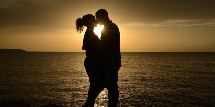 3840x2400 Download wallpaper 3840x2400 couple, kiss, romance, love 4k ultra hd