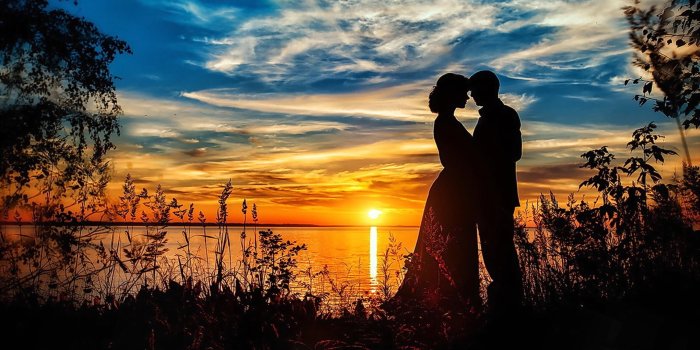 3840x2160 Romantic Love On The Beach Gold Sunset Lake Handsome Couple Loving