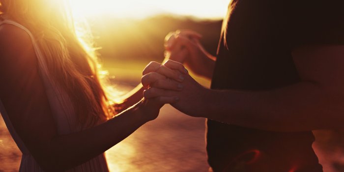 2880x1800 Wallpaper : 2880x1800 px, couple, holding hands, long hair 2880x1800