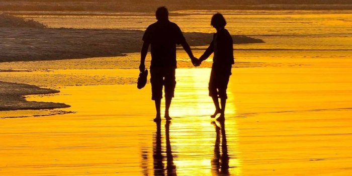 900x1600 Couple-Holding-Hands-on-Beach-iPhone-Wallpaper | iPhone Wallpapers