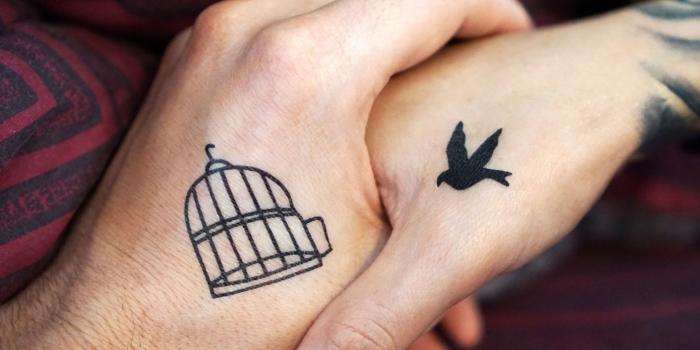 3000x2354 Couple Holding Hands