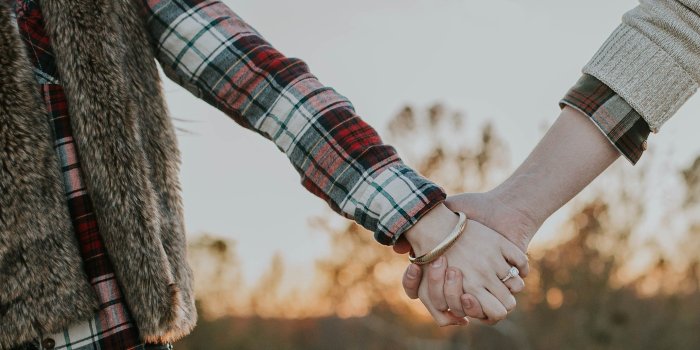 2880x1620 Couple with Holding Hands HD Images | HD Wallpapers