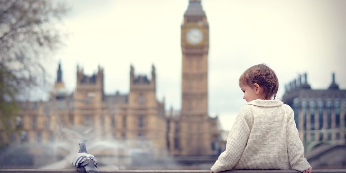 3840x2160 Wallpaper Cute child girl and dove, London 3840x2160 UHD 4K Picture
