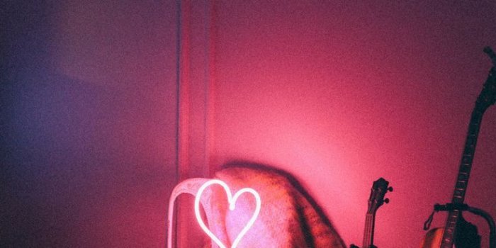 736x1104 1080x1920 IPhone Wallpaper Neon Sign Heart - Light Aesthetic Wallpaper