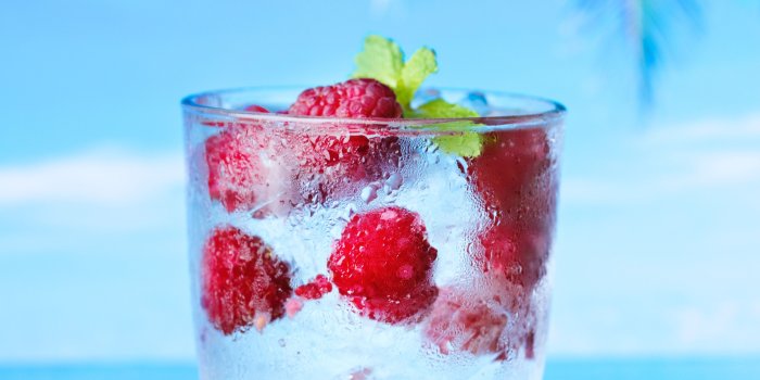 2670x4000 Download wallpaper 2670x4000 water, raspberry, drink, ice, drops