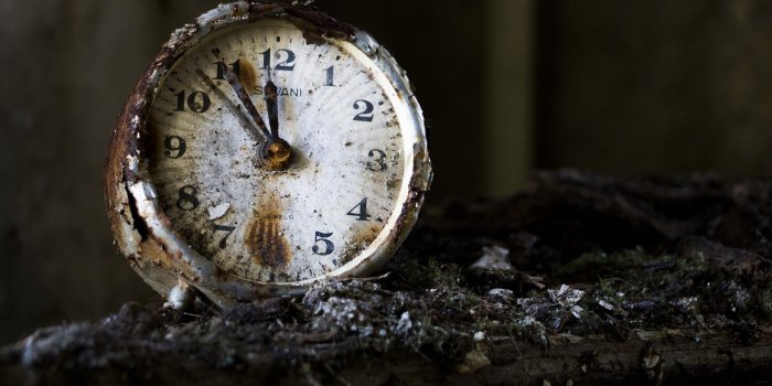 2048x1187 Round white analog desk clock, old, rust, clocks HD wallpaper