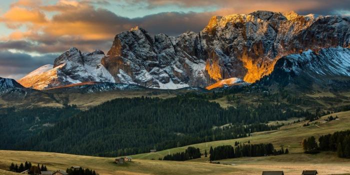 1366x768 Mountain: Gorgeous Alpine Valley Sunrise Clouds Mountains Cabins