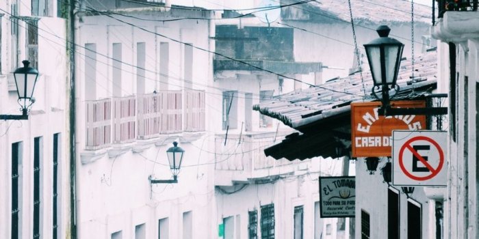 938x1668 Download wallpaper 938x1668 car, lane, retro, old, city iphone 8/7