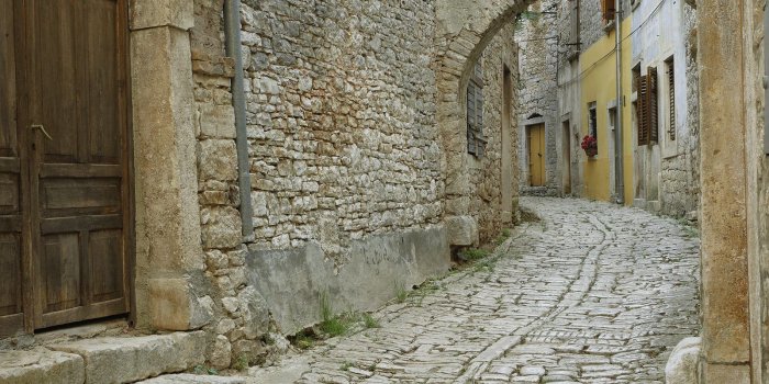 1600x1200 The narrow street of old city wallpapers and images - wallpapers