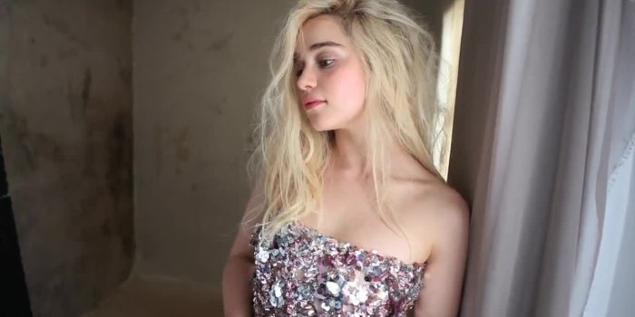 1280x720 2015 Emilia Clarke Wallpaper - Emilia Clarke Vogue Hd Free Wallpaper