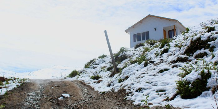 3840x2560 3062860 chill, hill, house, little house, lucas soares, snow 4k