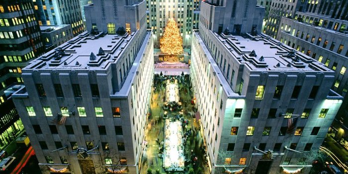 1024x768 Wallpaper Christmas in New York with a view of the buildings