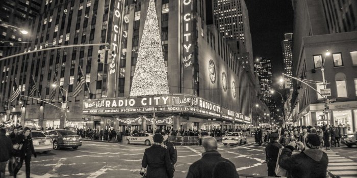 3240x2160 3055311 christmas, crowd, new york city, radio city, usa wallpaper