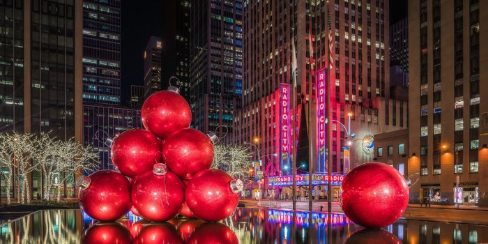 3840x2160 Red Christmas Ornaments at Radio City Music Hall, New York City