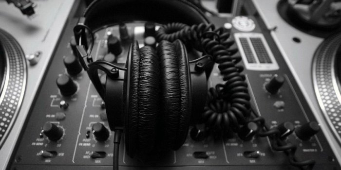 1600x1200 DJ Mixer Wallpapers