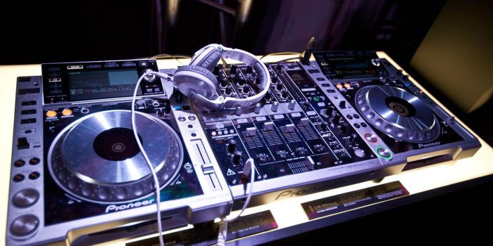 1500x1000 Pioneer DJ Wallpaper | Pioneer DJ Art Mix 2013 Mixing Booth Photo 2