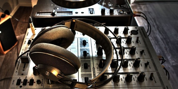 2048x1536 Headphones on a DJ Mixer HD Widescreen Desktop Wallpaper | g | Music