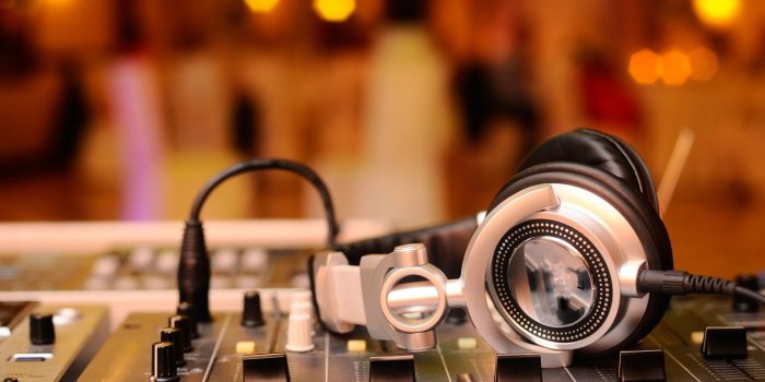 1332x850 Wallpaper macro, music, music, blur, headphones, sound, remote