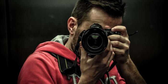 3840x2550 3056815 man, mirror, mirror photo, photo, red 4k wallpaper and