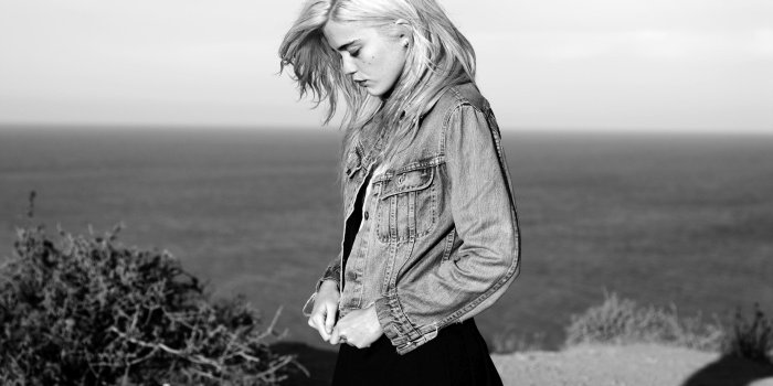 3840x2160 Sad Sky Ferreira looking down HD desktop wallpaper : Widescreen